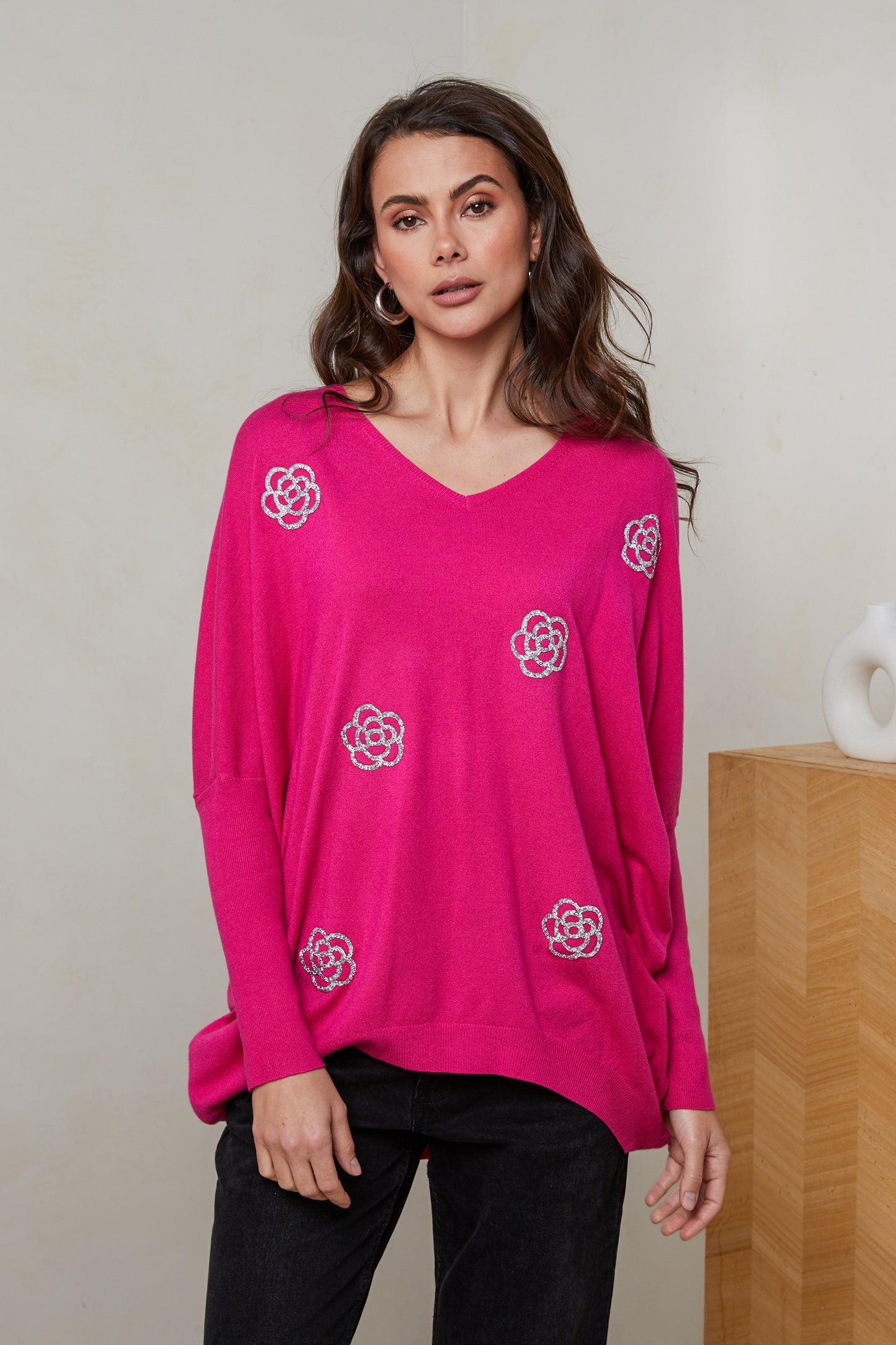 MO2088L   Pull chauve-souris col v avec des fleurs en strass