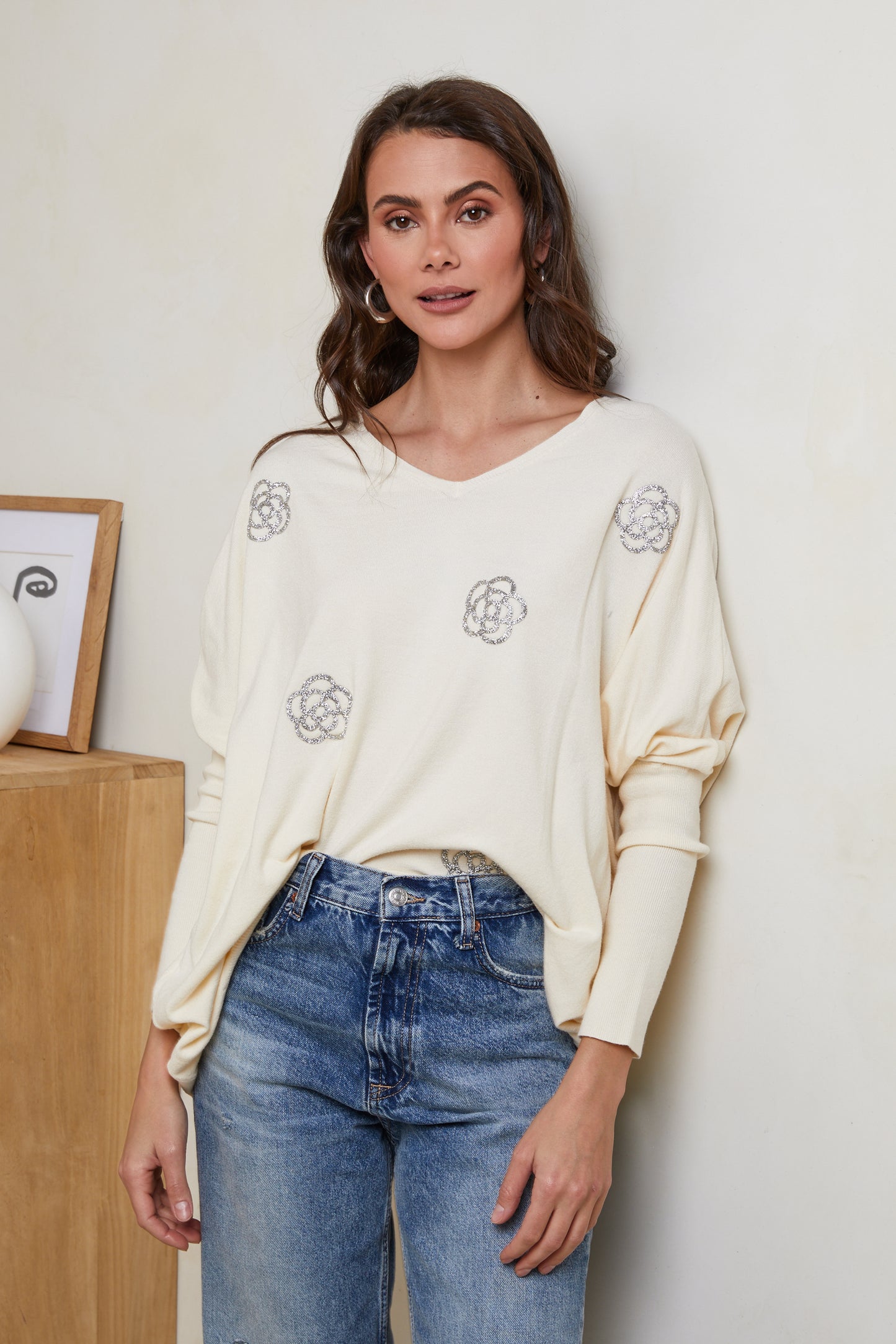 MO2088L   Pull chauve-souris col v avec des fleurs en strass